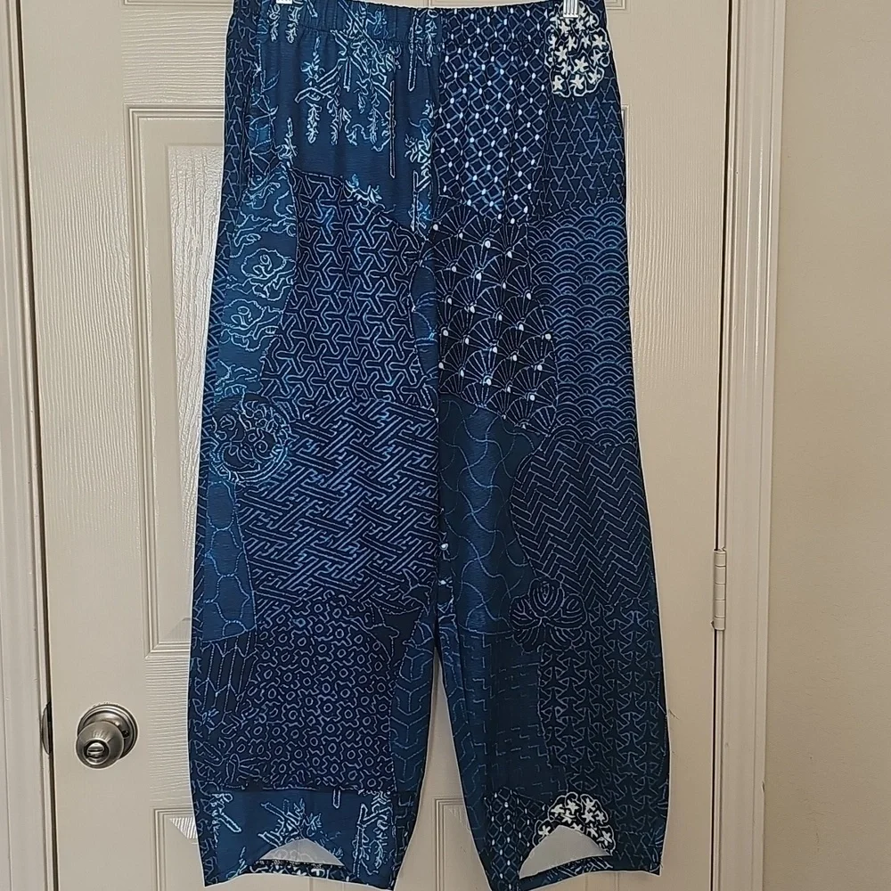 NWT Women's Capri Boho Beachy Casual Pull On Pant XL Blues Whites - Picture 1 of 14